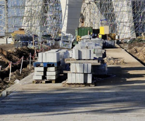 Budowa pomnika Matki Boskiej pod Kikołem daleko w polu. Na tablicy termin ukończenia, za dwa miesiące!