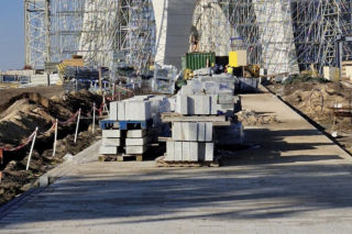 Budowa pomnika Matki Boskiej pod Kikołem daleko w polu. Na tablicy termin ukończenia, za dwa miesiące!