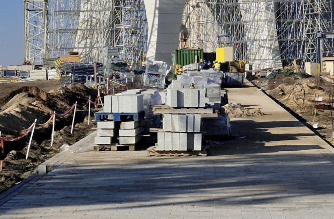 Budowa pomnika Matki Boskiej pod Kikołem daleko w polu. Na tablicy termin ukończenia, za dwa miesiące!