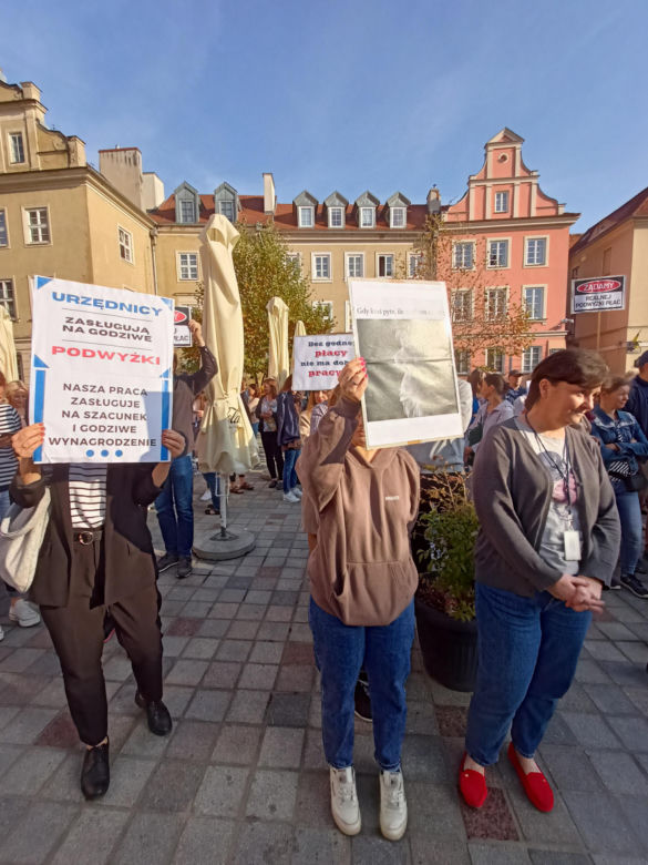 Pikieta urzędników poznańskich na Placu Kolegiackim