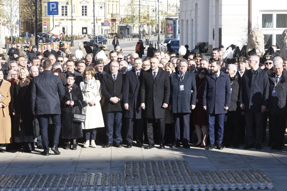 Rocznica katastrofy smoleńskiej. Prezydent Nawrocki uczcił pamięć zmarłych