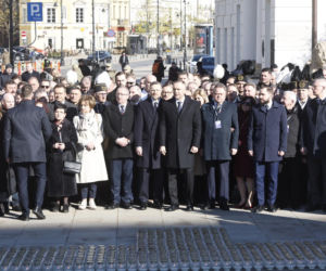 Rocznica katastrofy smoleńskiej. Prezydent Nawrocki uczcił pamięć zmarłych
