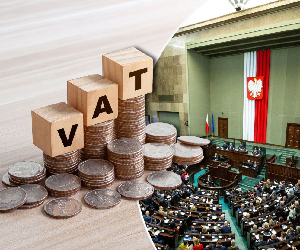 Drewniane klocki z napisem VAT na stosach monet. Obok sala plenarna Sejmu. O zmianach dla firm czytaj na SE Superbiz.