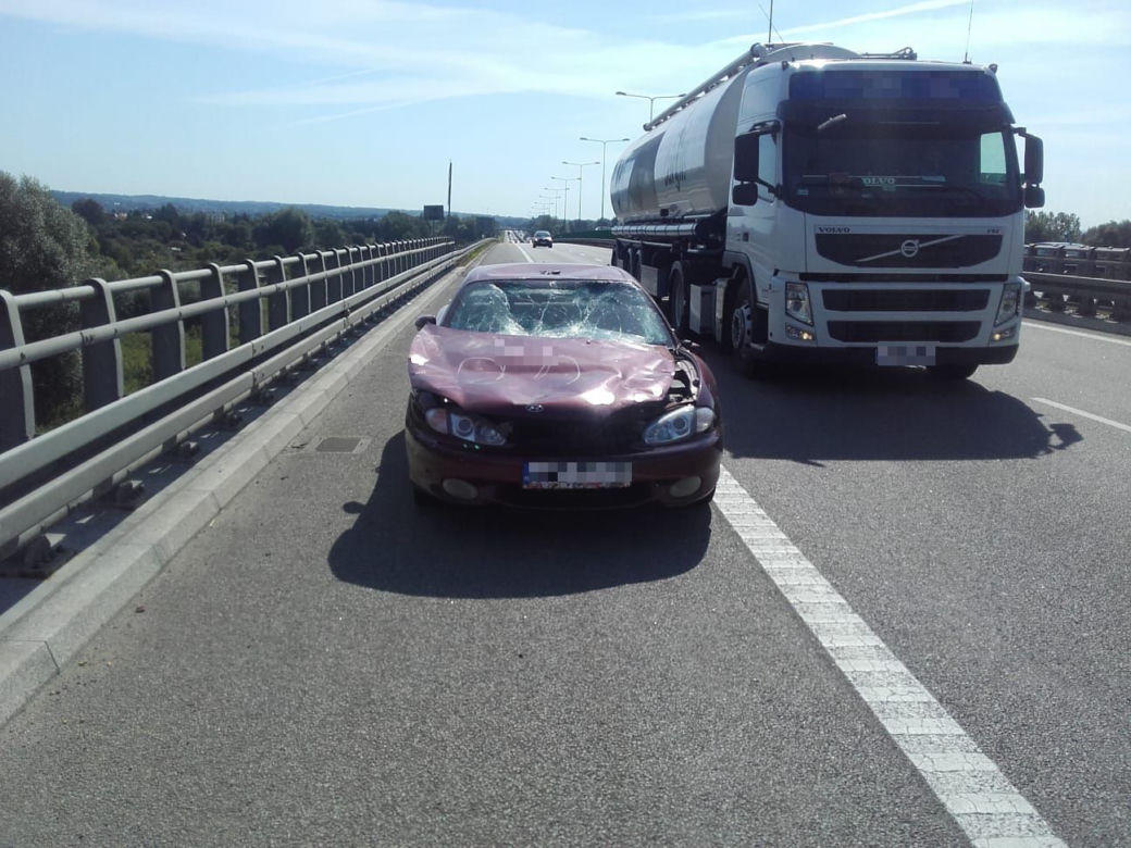 Podróżował obwodnicą zdemolowanym autem. Pojazd rozpadał się podczas jazdy [FOTO]