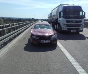 Podróżował obwodnicą zdemolowanym autem. Pojazd rozpadał się podczas jazdy [FOTO]