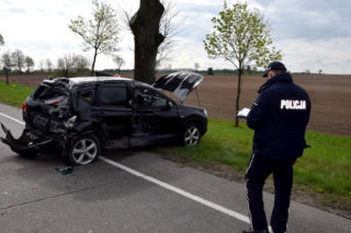 Ciężarowe Volvo zmiażdżyło japońskiego SUV-a. Niebezpieczny wypadek w Pomorskiem - ZDJĘCIA