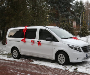 Ten samochód mieszkańcy Skolimowa dostali w prezencie od fundacji