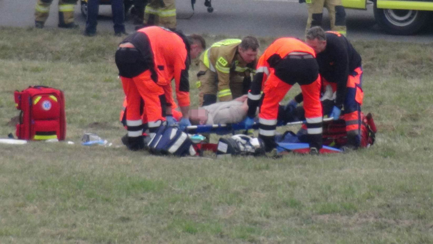 Koszmarny wypadek pod Brwinowem. Z koziołkującej hondy wypadli pasażerowie i kierowca. Jedna osoba zginęła na miejscu