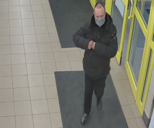 Bezczelnie ukradł kobiecie torebkę. Szuka go policja. Poznajesz go?