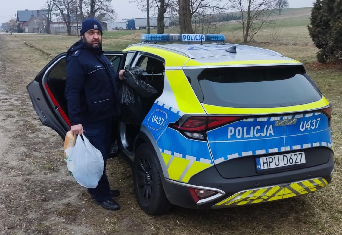 Nie tylko egzekwują prawo, ale także niosą pomoc. Policjanci z Wielkopolski otoczyli pomocą bezdomnego