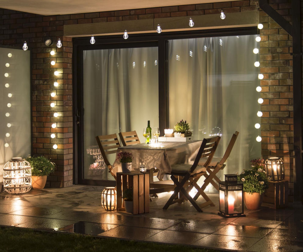 Girlandy, kule, inteligentne kinkiety. Ceny oświetlenia na  balkon i taras marzec 2026