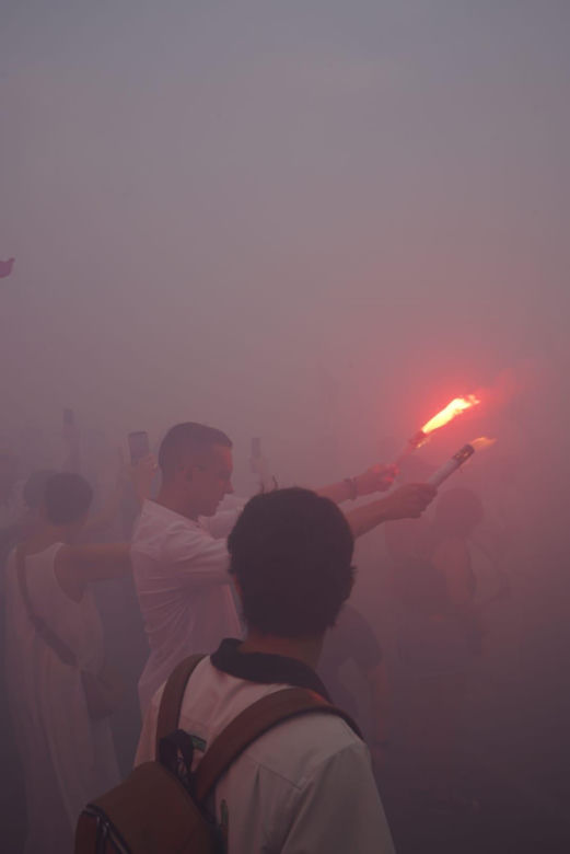 Ten widok przyciągał wzrok podczas Godziny "W". Mężczyzna z flagą na dachu wieżowca