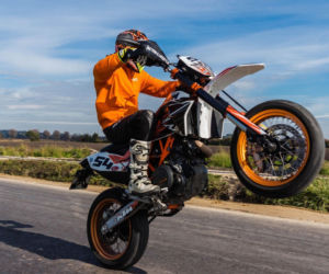 Tarnów. 23-letni motocyklista jechał na jednym kole. Stracił prawo jazdy i dostał mandat