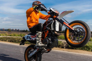 Tarnów. 23-letni motocyklista jechał na jednym kole. Stracił prawo jazdy i dostał mandat