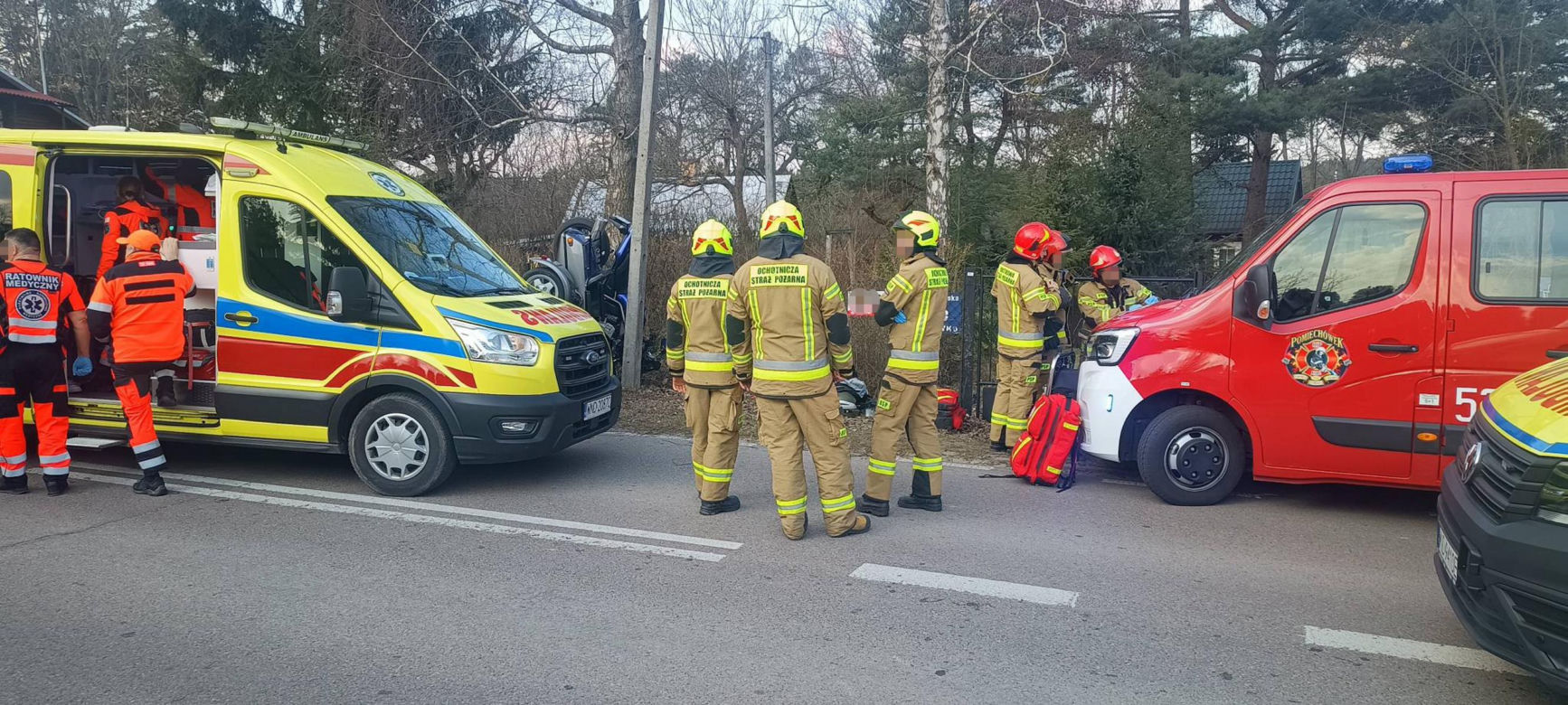 Jechali motocyklem z koszem. Uderzyli w betonowy słup. Pilna akcja służb