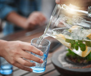 Picie wody do posiłku - zdrowy nawyk czy poważny błąd? Sprawdź, kiedy faktycznie może szkodzić
