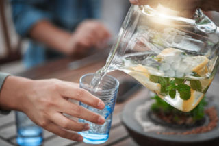 Picie wody do posiłku - zdrowy nawyk czy poważny błąd? Sprawdź, kiedy faktycznie może szkodzić