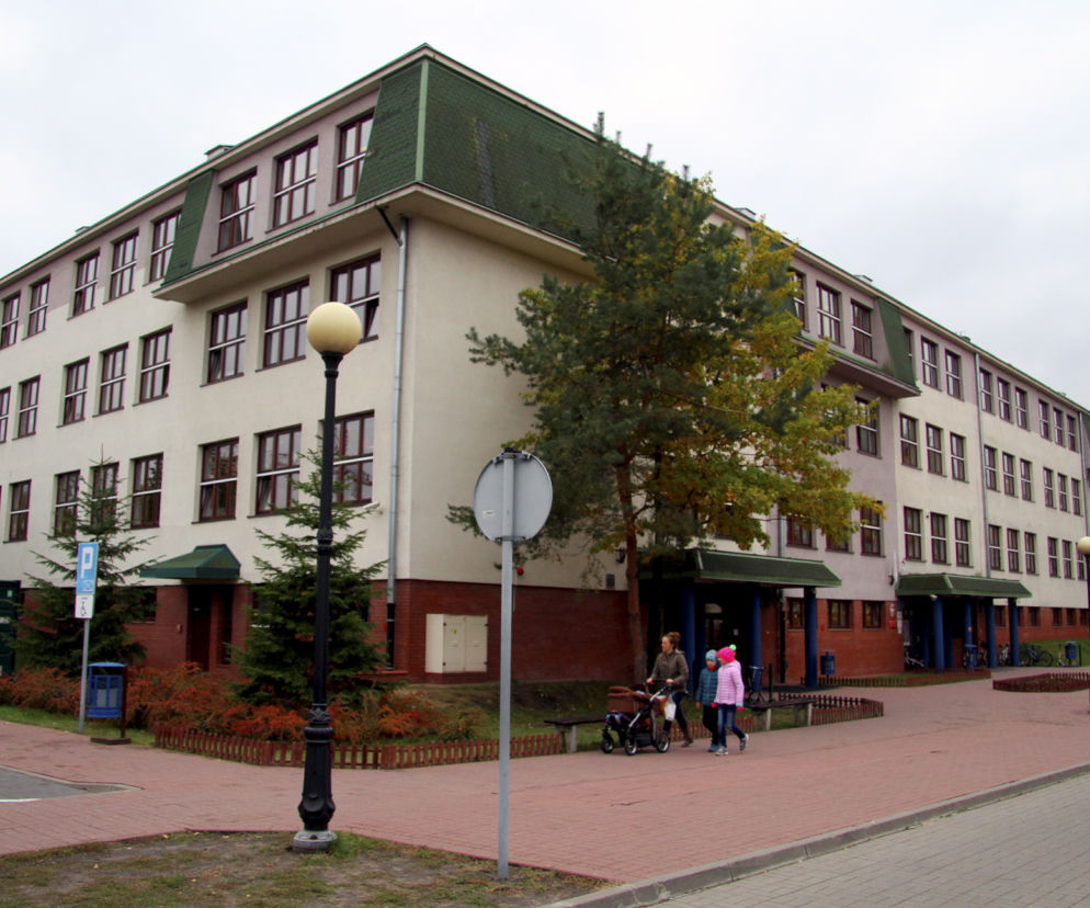 Dzieci kończą lekcję po nocach