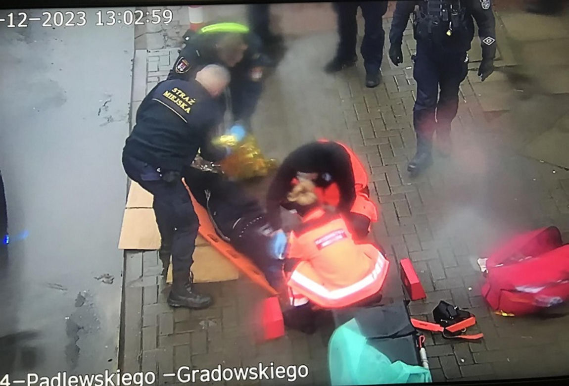 Wstrząsający wypadek tuż przed świętami. 25-latek poślizgnął się wypadł z okna! 