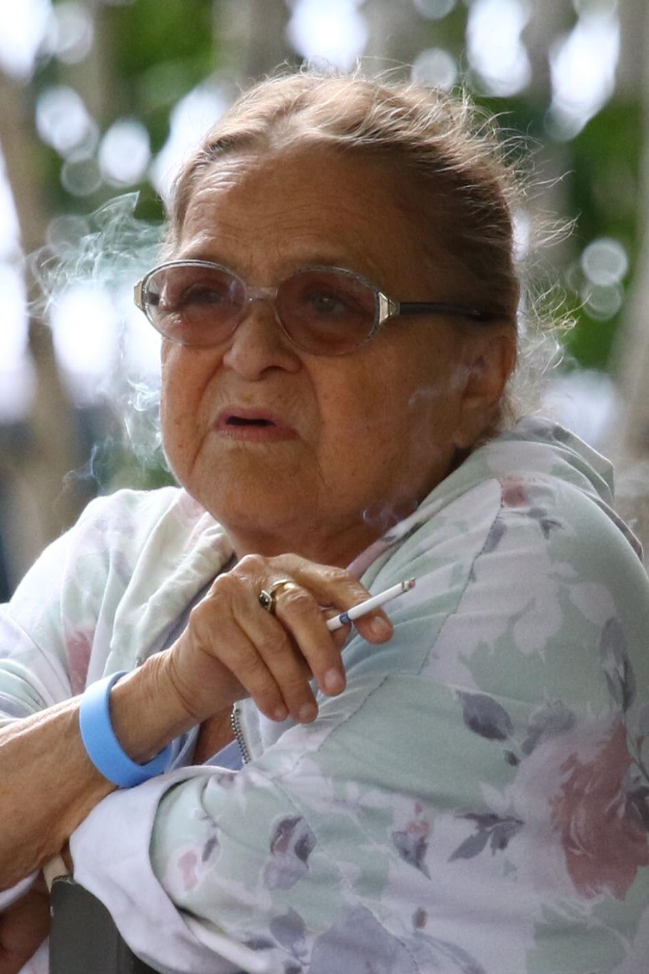 Grażyna Zielińska. Babka z "Rancza" kurzy jak smok