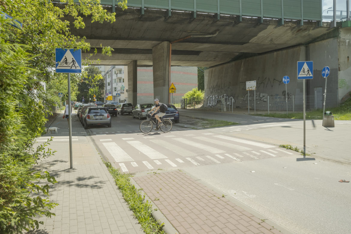 Droga rowerowa grozy przy Trasie Łazienkowskiej. Drogowcy nie chcą nic poprawiać 