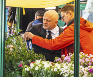 Paweł Kowal na bazarze