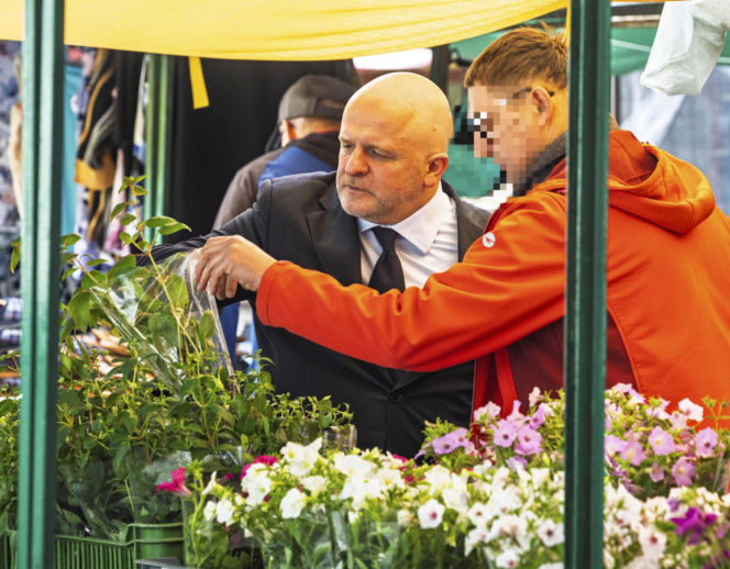 Paweł Kowal na bazarze