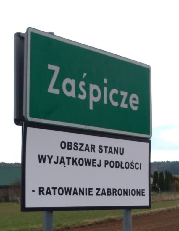 "Obszar stanu wyjątkowej podłości". Szokujące tablice na Podlasiu