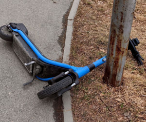 Pijane 15- i 13-latki na hulajnodze uderzyły w znak. Jedna trafiła do szpitala