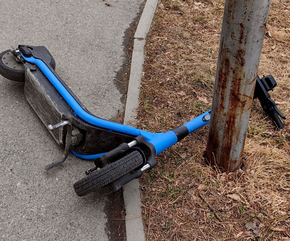 Pijane nastolatki rozbiły hulajnogę na znaku drogowym. Ranna 13-latka trafiła pod opiekę lekarzy