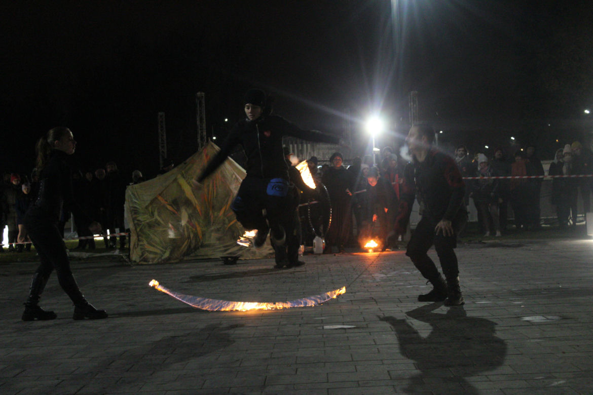 WOŚP 2023 w Krakowie: Fire Show w Nowej Hucie w wykonaniu grupy Spontan Fire