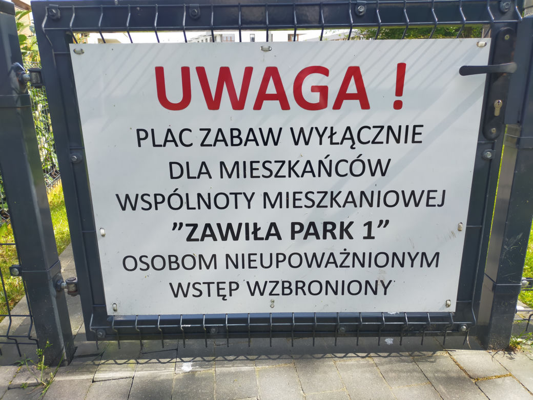 Plac zabaw dla wybranych? W Krakowie pojawiają się tabliczki o zakazie wstępu dla niektórych dzieci