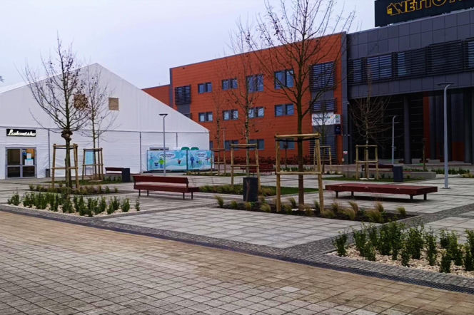 Plac przed Netto Areną po przebudowie