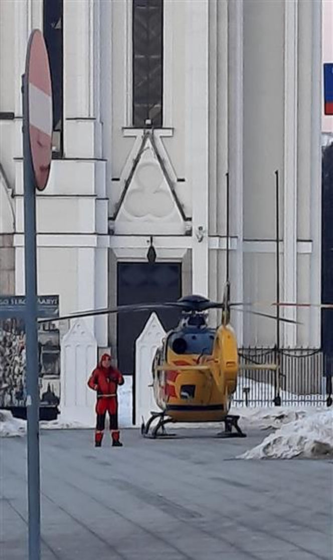 Śmigłowiec ratunkowy na placu Szembeka! Zderzenie samochodów, jeden z nich uderzył w kobietę i dziecko