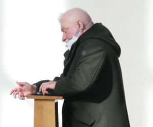 Lech Wałęsa w drodze na mszę