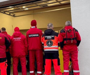 Tragiczny poranek w Toruniu. Mężczyzna znaleziony w rzece zmarł w szpitalu. Policja ustala jego tożsamość