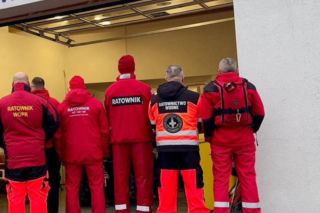 Tragiczny poranek w Toruniu. Mężczyzna znaleziony w rzece zmarł w szpitalu. Policja ustala jego tożsamość