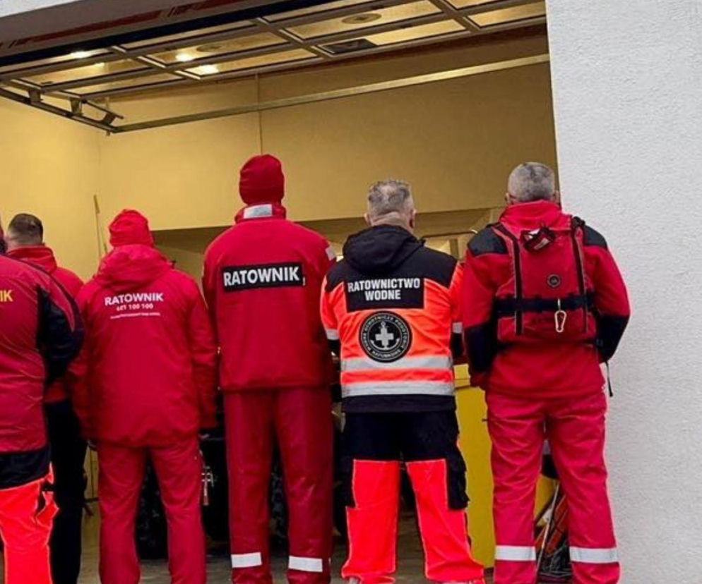 Tragiczny poranek w Toruniu. Mężczyzna znaleziony w rzece zmarł w szpitalu. Policja ustala jego tożsamość