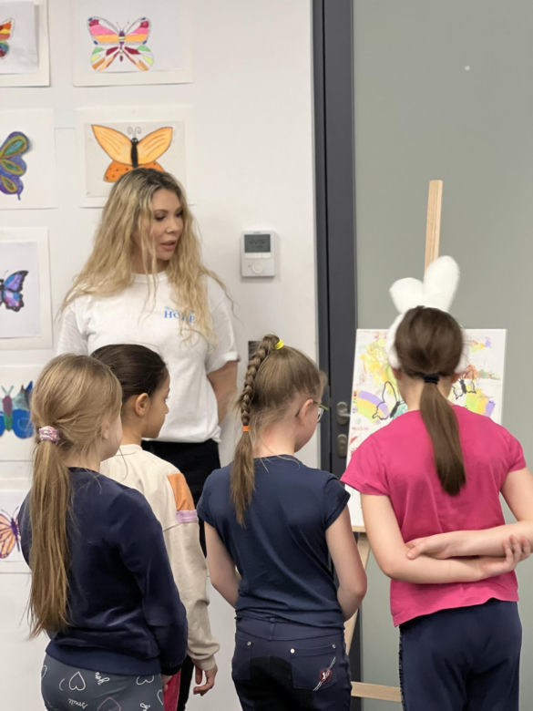 Iwona Węgrowska z córką i Laura Breszka z synem wspierają ukraińskie dzieci