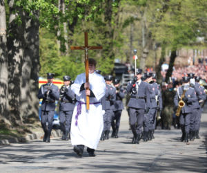 Polacy żegnają Łukasza Litewkę. Kondukt żałobny