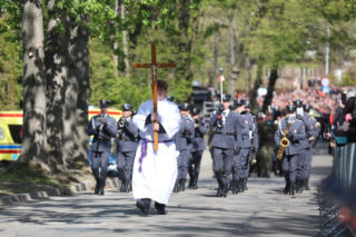 Napięta sytuacja i emocje na pogrzebie Łukasza Litewki. „To pogrzeb czy więzienie?!”