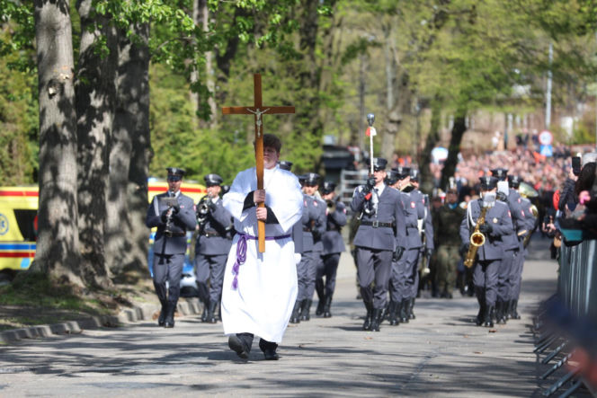Polacy żegnają Łukasza Litewkę. Kondukt żałobny