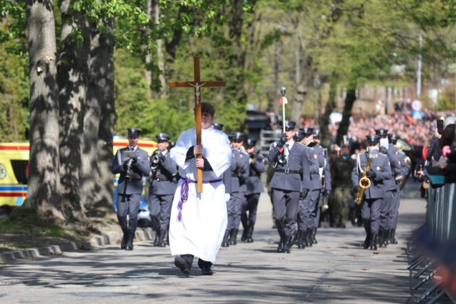 Napięta sytuacja i emocje na pogrzebie Łukasza Litewki. „To pogrzeb czy więzienie?!”