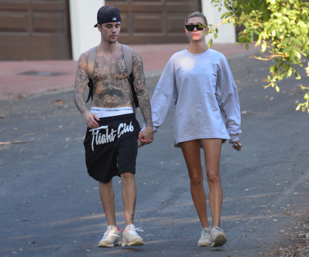 Justin Bieber i Hailey Bieber na spacerze