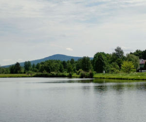 Unikalna wieś w Świętokrzyskiem. Szklany dom w Ciekotach przyciąga turystów