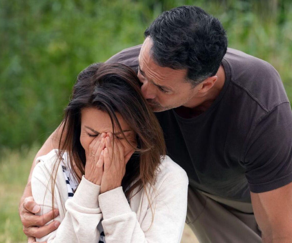 Katarzyna Glinka jako Kasia Górka i Rafał Cieszyński jako Mariusz Karpiuk w serialu Barwy szczęścia. Mariusz pociesza zapłakaną Kasię, która zakrywa twarz rękoma. Scena z odcinka 3371, w którym para wraca do Brzezin i dowiaduje się o wypadku. Więcej o ich losach na Super Seriale.