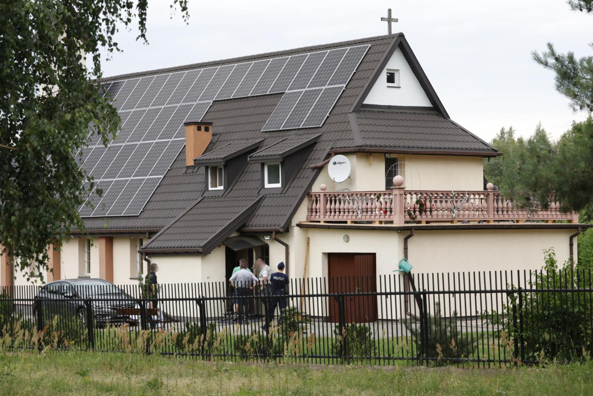 Zbrodnia pod Grójcem. Ksiądz przyznał się do zabójstwa. Policja przeszukała plebanię [ZDJĘCIA]. Kontener: Warszawa