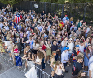 Tłumy w Warszawie! Czekają na koncert Bad Bunny'ego