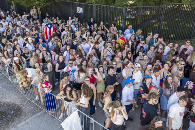 Tłumy w Warszawie! Czekają na koncert Bad Bunny'ego