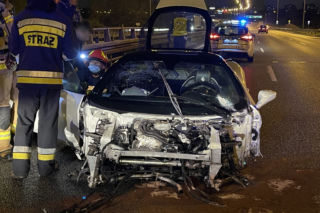 Ferrari rozbite w Warszawie! Zabrakło pokory i zdrowego rozsądku. Z auta nic nie zostało - GALERIA